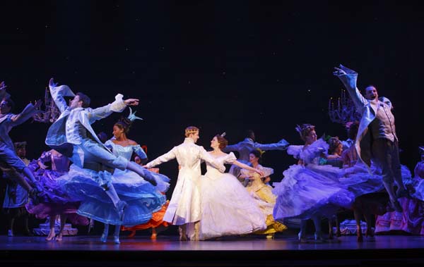 baile com príncipe em musical da cinderella que vem a são paulo