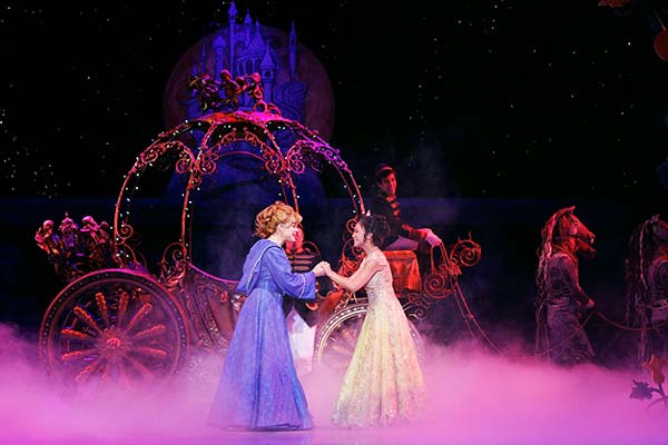 carruagem da cinderella em musical da broadway montado em são paulo