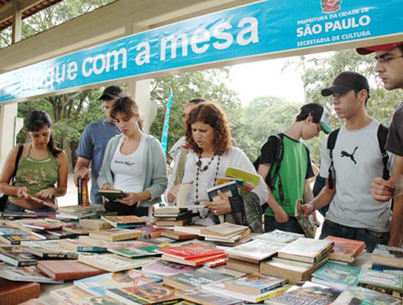 leitores trocam livros de graça em Feira de Troca de Livros e Gibis