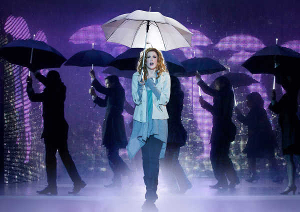 atriz em cena com guarda chuva no musical ghost