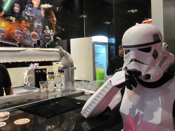 stormtrooper no restaurante jedi's com temática star wars