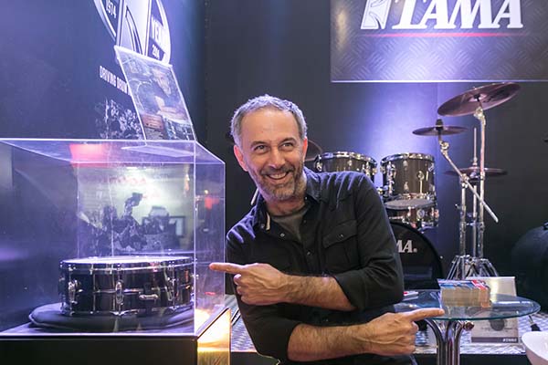 baterista do paralamas do sucesso joão barone na expomusic