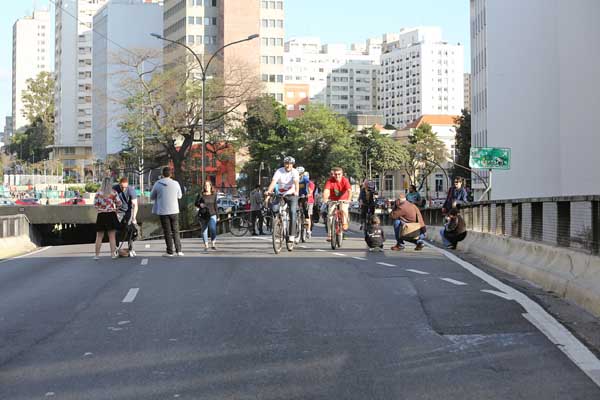 pedestres no minhocão fechado no sábado