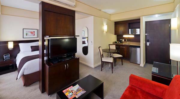 sala, cozinha e quarto no staybridge suites