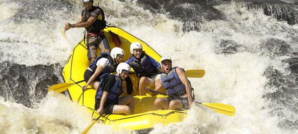 rafting no rio do peixe no município de socorro em são paulo