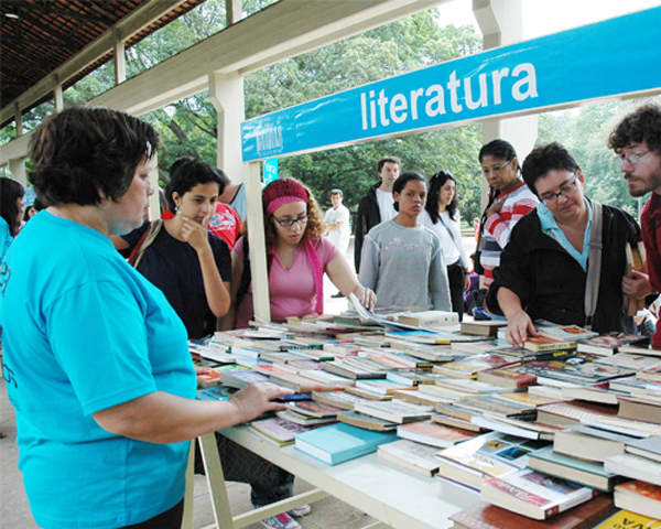 estande de literatura na feira de troca de livros e gibis