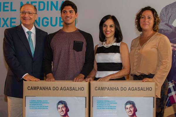 campanha do agasalho 2015 com gabriel medina