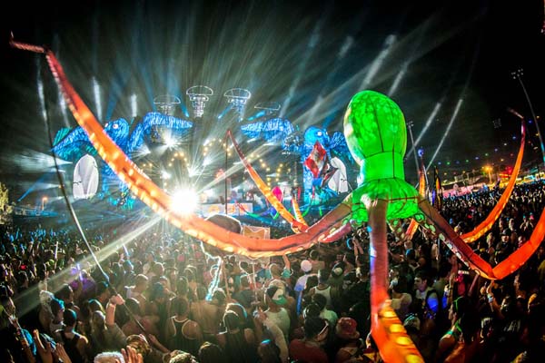 instalação artística no edc 2015