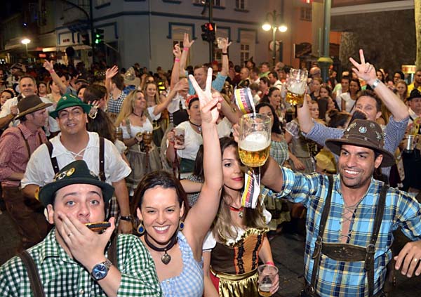 público da oktoberfest de blumenau