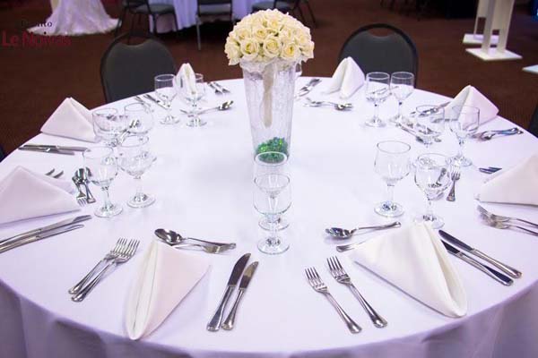 mesa da festa de casamento na feira le noivas