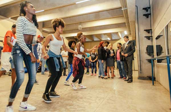 haddad assiste a apresentação de dança durante lançamento do portal e mapa da juventude