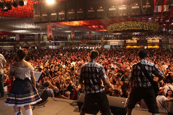 show em pavilhão do Parque Vila Germânica durante a oktoberfest de blumenau