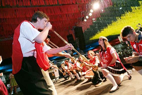 concurso de chopp em metro na oktoberfest de blumenau