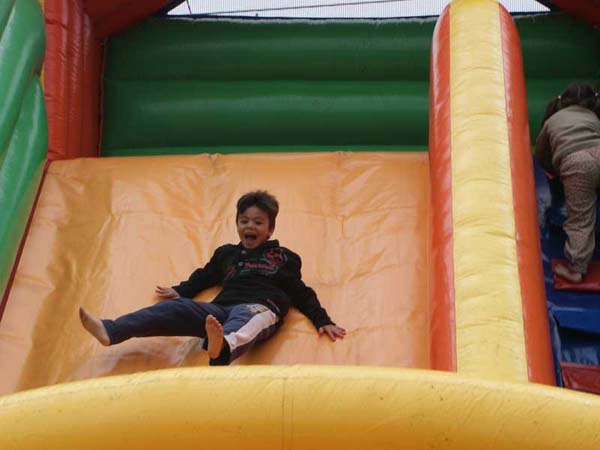 criança brinca em playground na feira da vila madalena