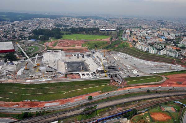 itaquerão em construção com espaço do Complexo Cultural de Itaquera no fundo