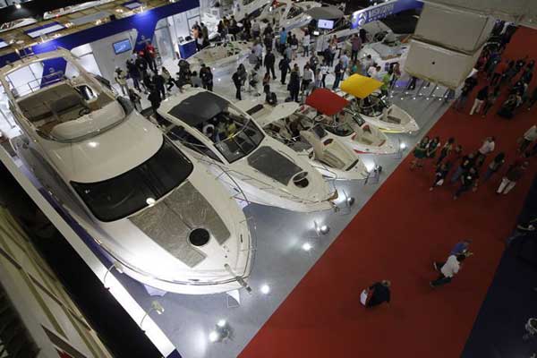 barcos em exposição no sao paulo boat show