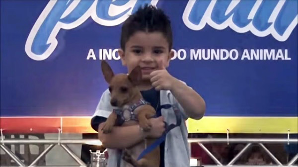 menino desfila com seu pet durante a pet fair de são josé dos campos