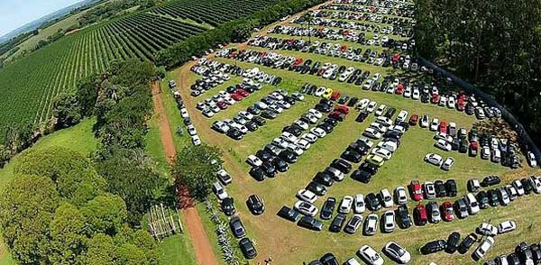 movimentação de carros em evento no hotel fazenda vale das grutas que recebe o metal land festival