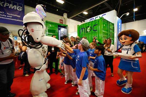 crianças divertem-se com robô na futurecom