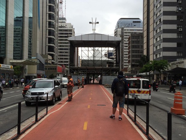 Palco já está montado para show da virada na Paulista (Foto: Vivian Reis/G1) 