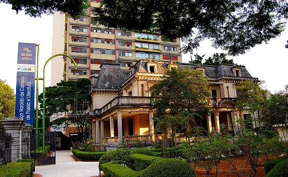 Casa das Rosas com exposição de Haroldo de Campos