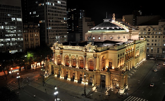 fachada noturna do Theatro Municipal