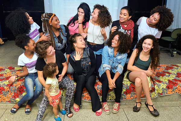 iniciativa para meninas carentes incentiva atitude feminina
