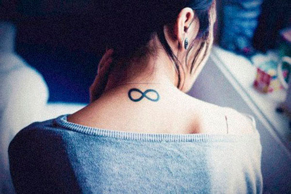 tatuagem na nuca do símbolo infinito