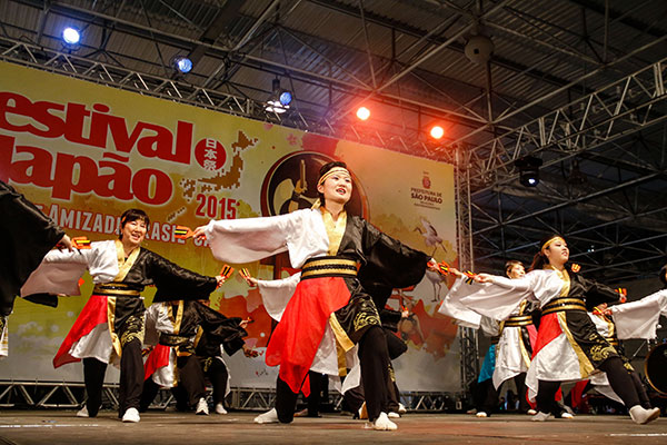 mulheres fazem dança típica em apresentação do festival do japão