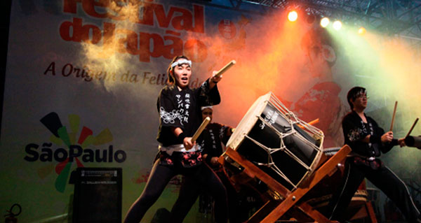 ritmo de tambores gigantes do taiko anima o festival do japão