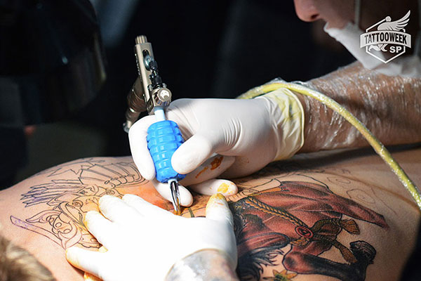 tatuagem sendo realizada durante o tattoo week