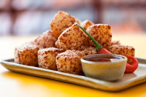 dadinhos de Tapioca com queijo-de-coalho dourado e molho especial de pimenta agridoce