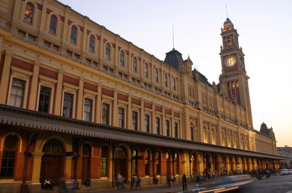 Além de ser importante para o transporte, a Estação da Luz é um ponto turístico de São Paulo que abriga o Museu da Língua Portuguesa