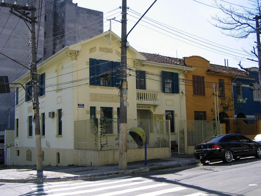 Funcionando como museu, a Casa Mário de Andrade além de residencia do escritor também abrigou encontros de intelectuais paulistas no séculos passado.