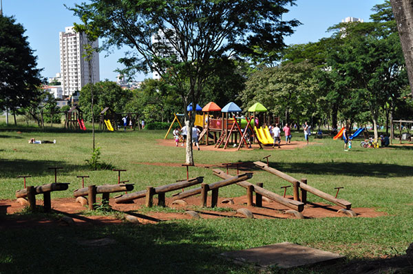 brinquedos para criança na área do playground do parque ceret